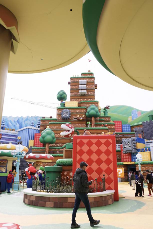 Vista panorámica de una de las secciones de "SUPER NINTENDO WORLD" en Universal Studios Hollywood.