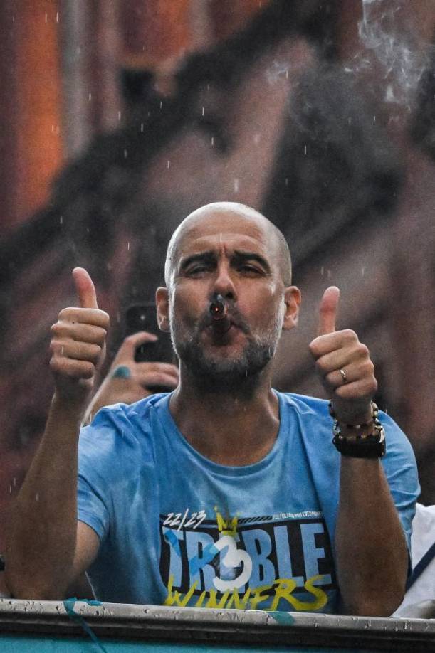 Con su puro, Pep Guardiola se dio el tiempo para saludar a los aficionados.
