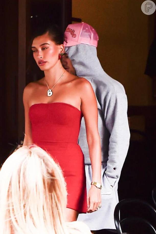 Hailey acompañó el video con el texto: “Yo, para todos ustedes en Internet”, junto a un emoji de corazón formado con las manos.