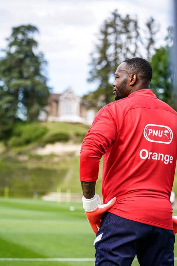 El portero francés Steve Mandanda podría volver al Olympique Marsella. Actualmente forma parte del Stade Rennais .