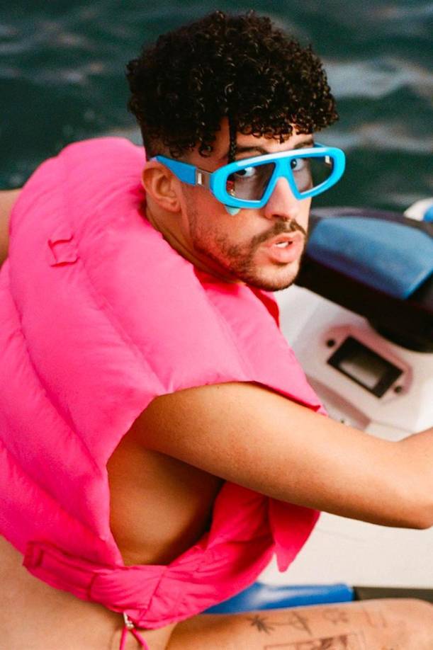 Relajado, divertido y exhibiendo un puntito de descaro, el guapo artista posa como todo un profesional con las extravagantes prendas de la nueva línea de ropa concebida por el renombrado Simon Porte Jacquemus.