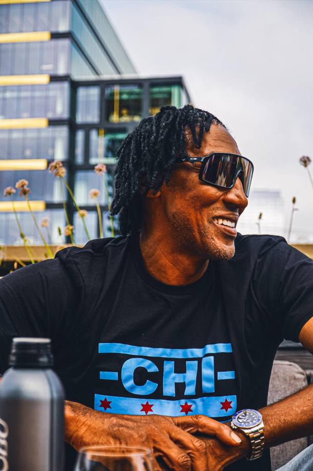 “Ahora es tu turno y el de un amigo para jugar contra este dúo dinámico de padre e hijo y aprender uno o dos trucos en la cancha. Después del partido, relájese y recapitule con una cena privada organizada por Pippen y Pippen Jr”, dice el anuncio de la oferta de Neiman Marcus.