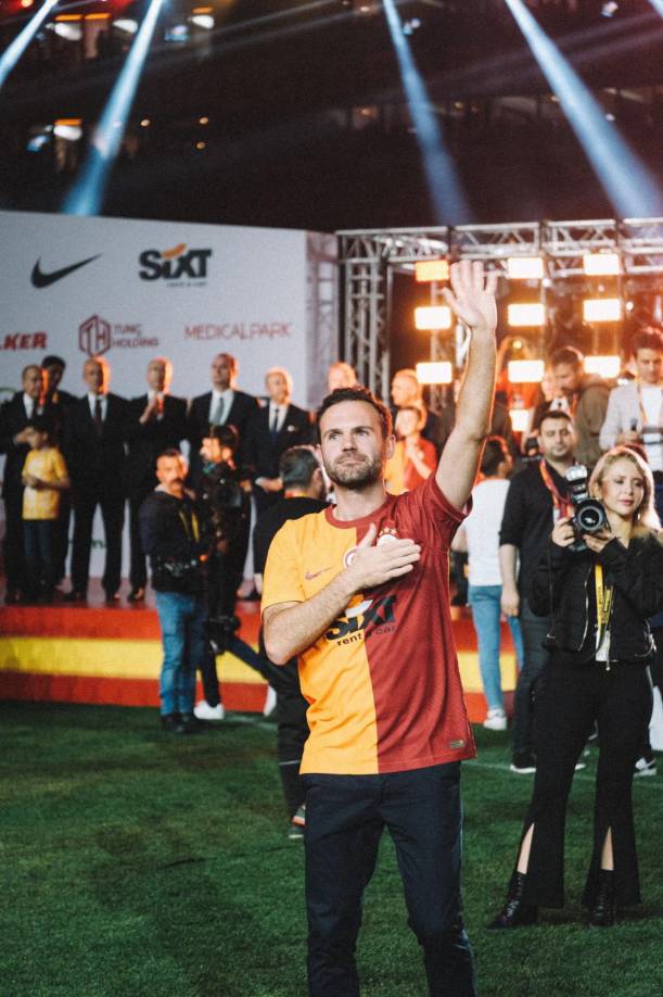Juan Mata, campeón del mundo y de Europa con la selección española, se despidió este sábado del Galatasaray, tras una temporada en el club turco, con el que se ha proclamado campeón de Liga y que agradeció “el esfuerzo” y la “aportación” al futbolista, “orgulloso de ser parte de esta familia para siempre”.