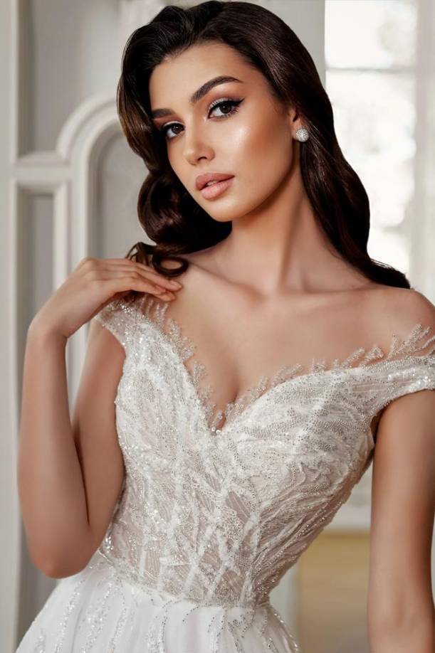 Ahumados en marrón, una opción delicada: El clásico maquillaje de ojos ahumados se reinventa este otoño con tonos tierra. Este estilo en marrones profundos resulta ideal para novias que desean una apariencia sofisticada y elegante, sin recurrir al típico negro, que puede resultar más dramático y menos favorecedor al aportar dureza a los rasgos. 