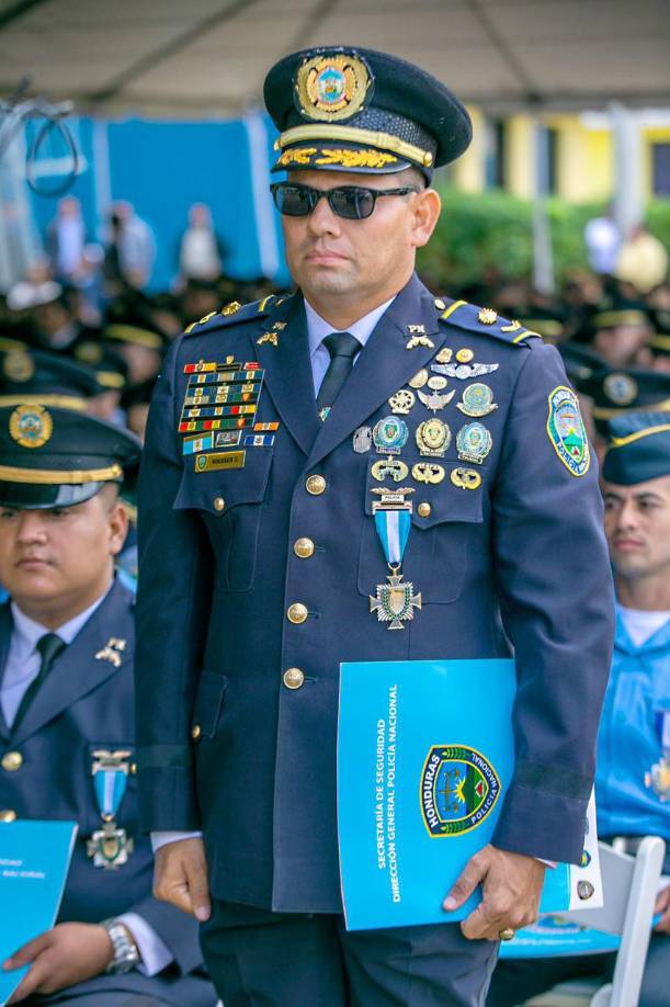 Fue la propia presidenta quien le entregó un reconocimiento especial a Nolasco: Valor Policial Cacique Lempira.