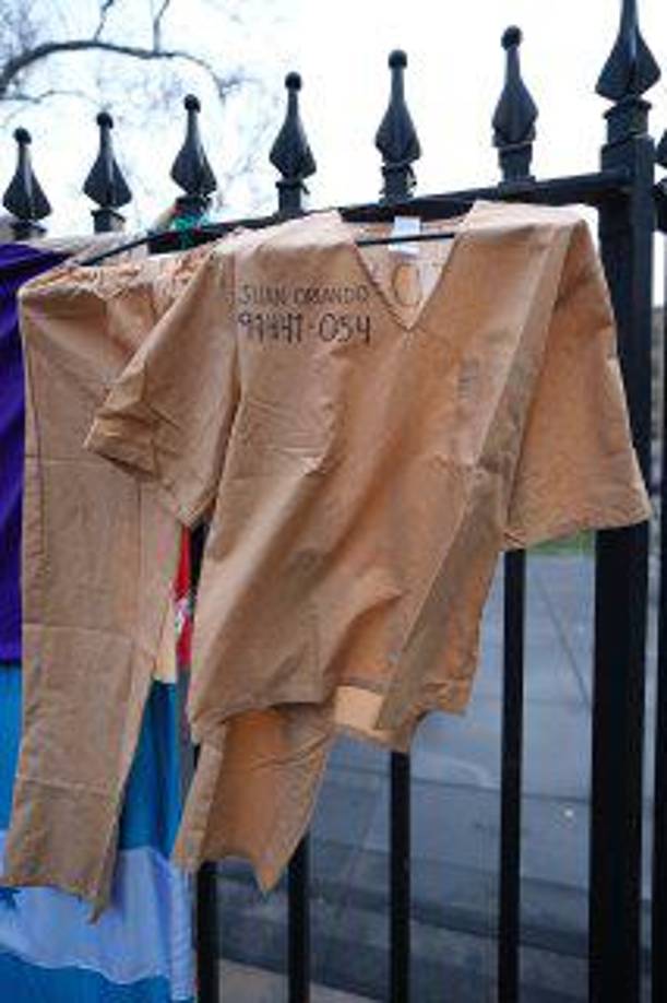 También lo hicieron con otro traje presidiario con el nombre de Juan Orlando Hernández inscrito. 