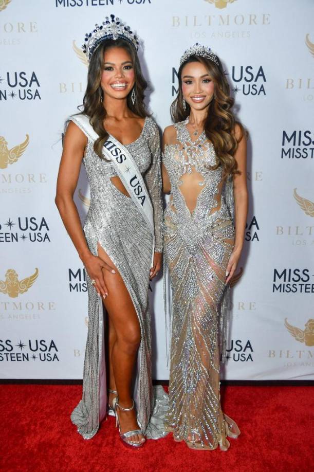 Alma Cooper posa con la reina saliente, Savannah Gankiewicz, Miss USA 2023. Cabe recordar que Savannah fue quien sustituyó a Noelia Voigt, luego de que ella renunciara a su título de Miss USA 2023. 