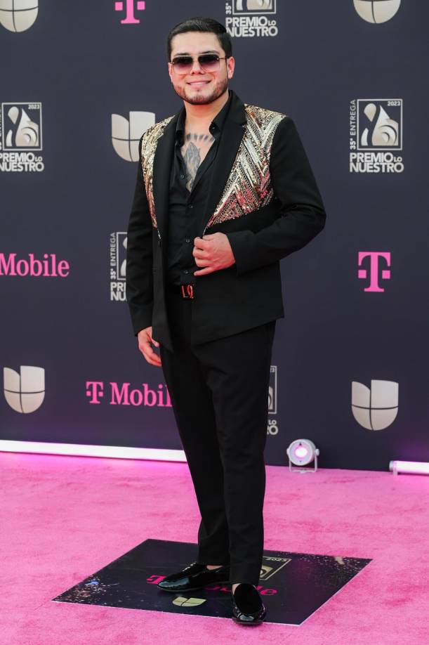 El cantante mexicano Lenin Ramírez destacó con su look negro y dorado.