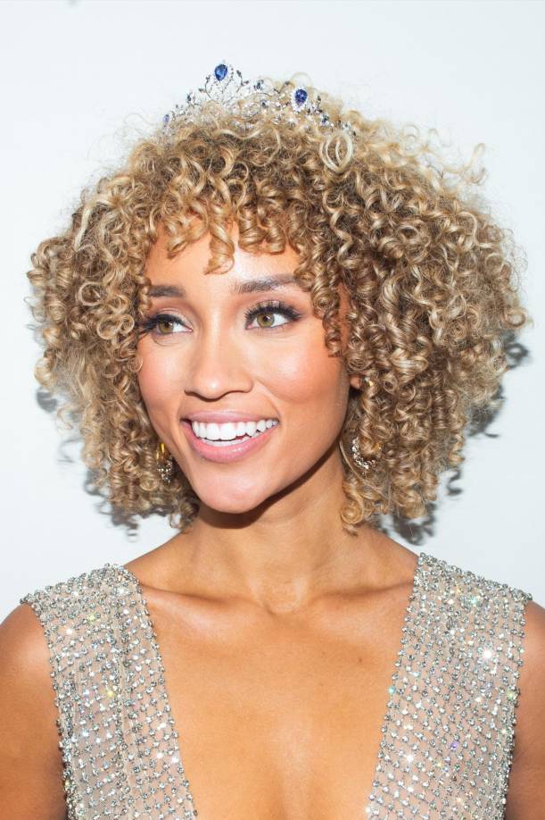 Elle Smith fue coronada el 29 de noviembre del presente año y el siguiente día partió hacia Israel para el Miss Universo 2021, pero su imponente rostro y belleza la hacen favorita. 