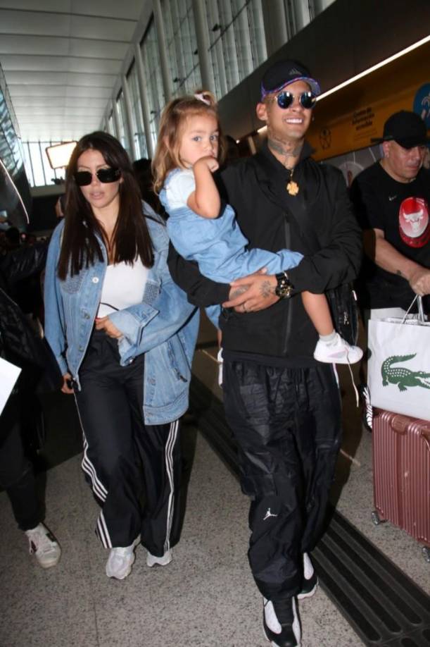 “¿Se van de viaje a descansar unos días?”, quiso saber el notero. “Sí”, contestó el ídolo de la cumbia. “Me siento bien, tranquilo, paseando, aprovechando el tiempo de vacaciones que tenemos”, agregó el músico.