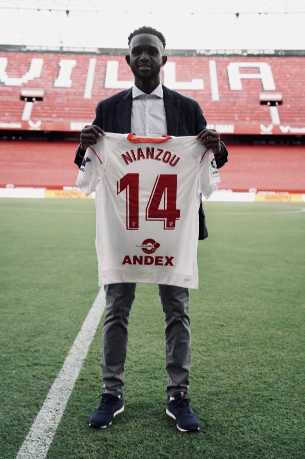 El defensa francés Tanguy Nianzou ya es nuevo jugador del Sevilla. Tras pasar las correspondientes pruebas médicas y rubricar su nuevo contrato, el club ha hecho oficial la contratación del central hasta 2027. Es el cuarto fichaje nervionense este verano tras Marcao, Alex Telles e Isco.