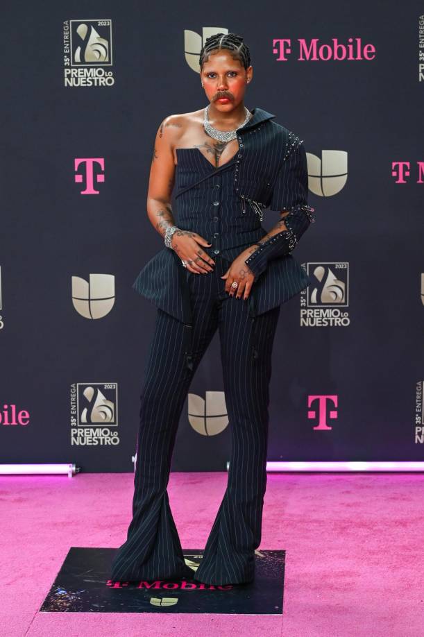 El bigote y atuendo de la rapera dominicana Tokischa sin duda fue lo más inesperado de la alfombra magenta.