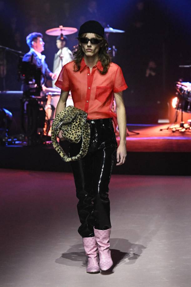 El de Gucci fue un show minimalista con el que la casa de moda quiso destacar la “estética de la improvisación”, según indicó a la AFP la consultora de moda Elisabetta Cavatorta. Gucci presentó una colección inspirada en el fondo de armario clásico del caballero pero con un toque más subversivo.