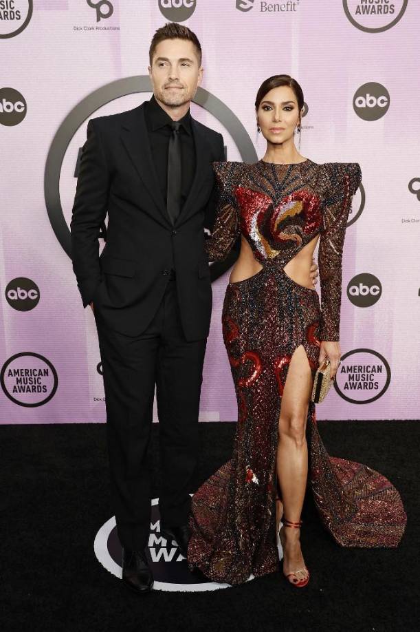 Los actores y también esposos: Eric Winter y Roselyn Sánchez.