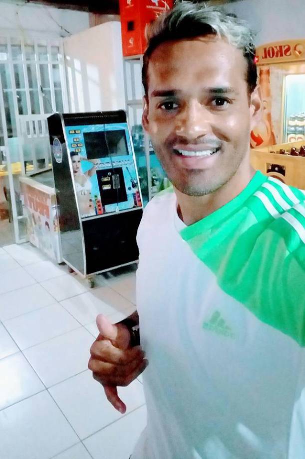 Everaldo labora hasta altas horas de la noche para administrar la tienda de conveniencia. 