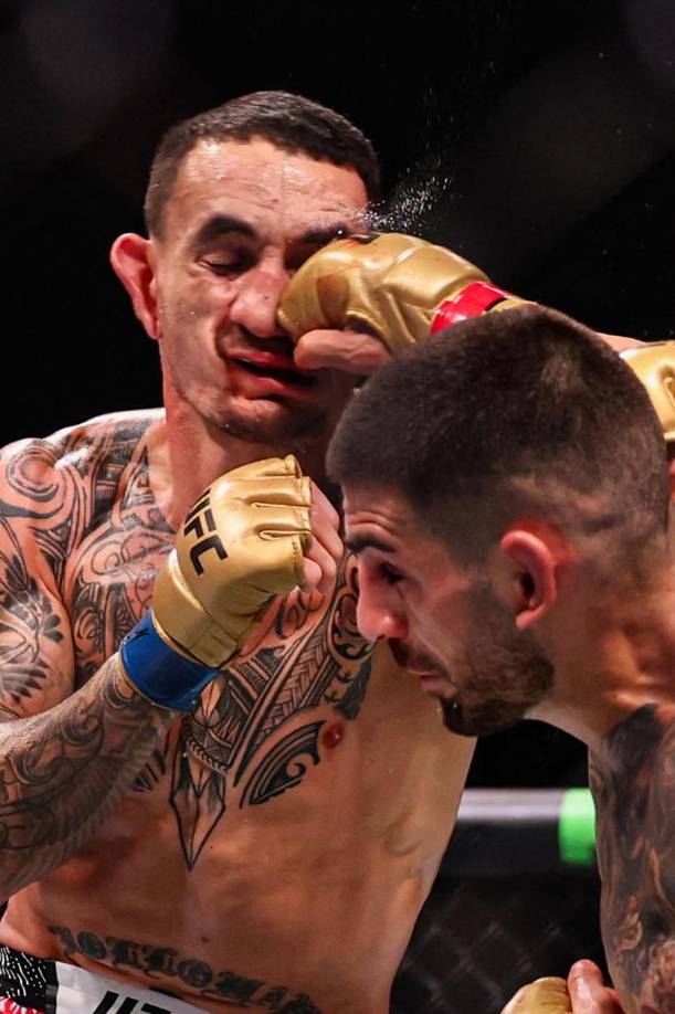 El potente derechazo que impactó Ilia Topuria al rostro de Max Holloway.