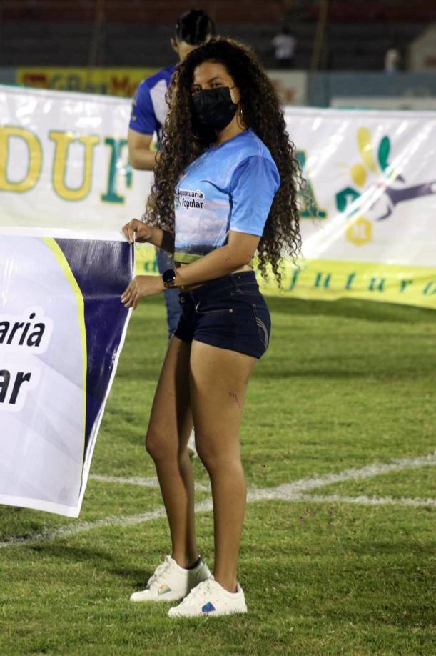 En el estadio Ceibeño durante el juego Victoria-Honduras Progreso se presentarios varias edecanes de los patrocinadores del Home Club.