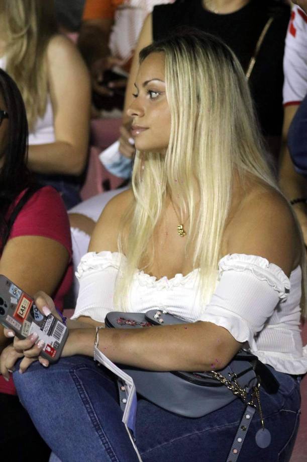 Esta guapa rubia disfrutó del partido en La Ceiba.