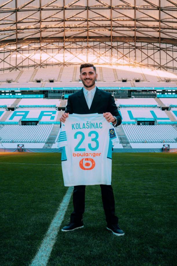 El l Olympique Marsella ha fichado al lateral izquierdo bosnio Sead Kolasinac, quien llega procedente del Arsenal. Firmó hasta junio del 2023.
