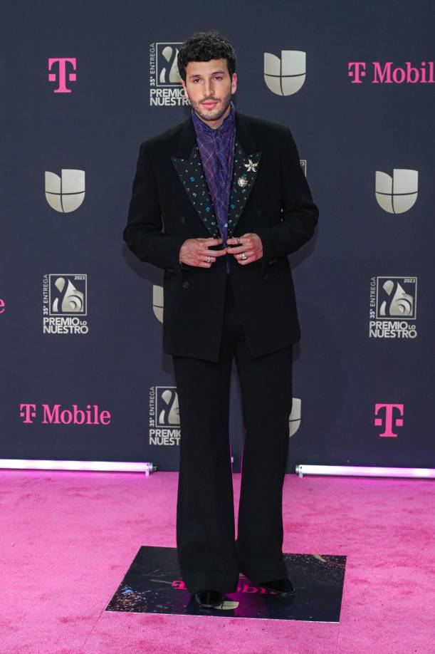 El cantante colombiano Sebastián Yatra fue uno de los presentadores en Premio Lo Nuestro anoche, en el Miami-Dade Arena en Miami, Florida (EE.UU.). Aprovecho la ocasión para estrenar en vivo su nuevo y polémico sencillo, ‘Una noche sin pensar’. En el mismo lugar se encontraba TINI, quien cantó junto a Nodal en el mismo escenario.