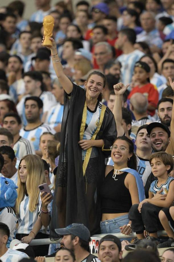 Beso de Antonela y bellas chicas: El ambientazo del Argentina- Panamá