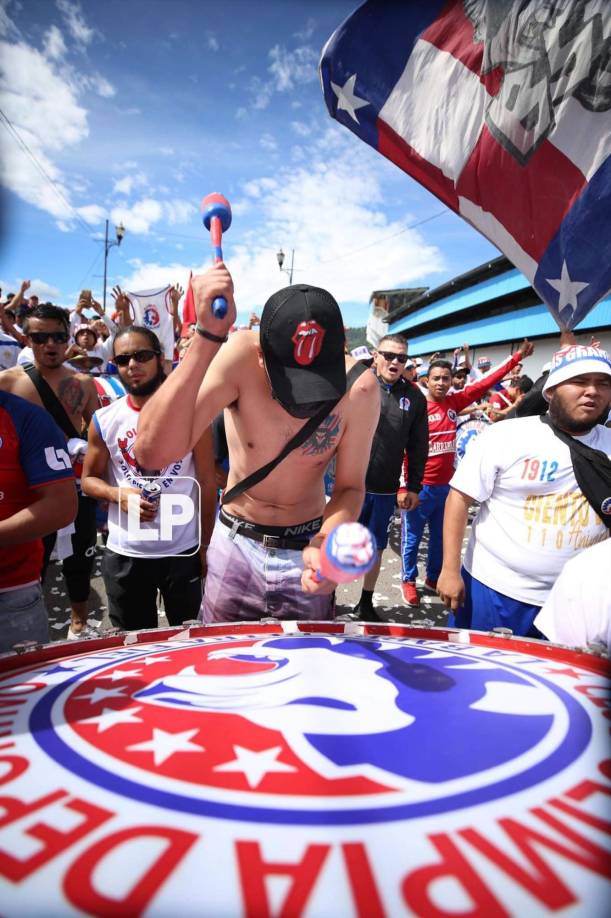 Con tambores alentaron los aficionados del Olimpia a su equipo.