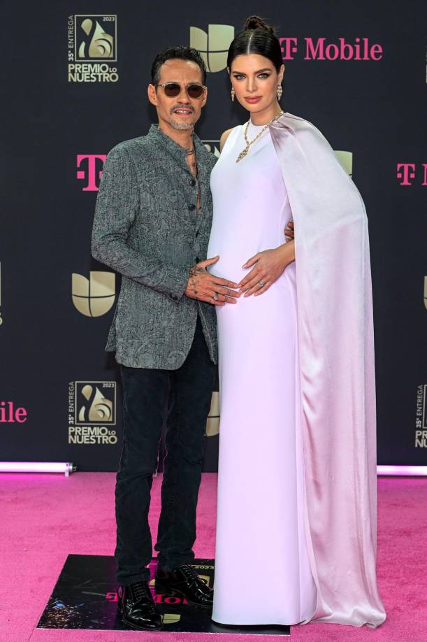 Marc Anthony, optó por un conjunto en gris, y Nadia Ferreira, en cambio lució impecable en blanco.