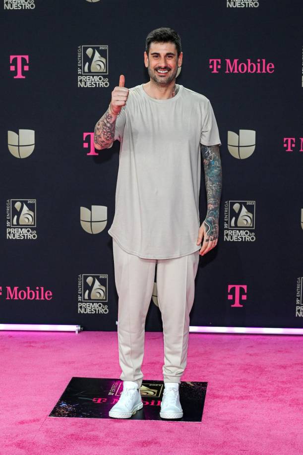 Fiel a su estilo relajado y tranquilo, el cantante español Melendi vistió demasiado casual de blanco a la gala.