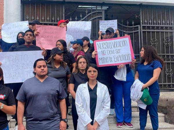 Los estudiantes protestaron frente a la Secretaría de Salud en Tegucigalpa.