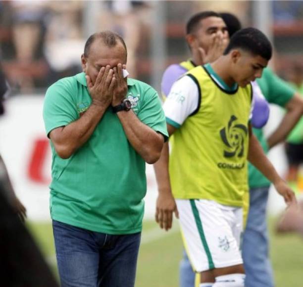 Carlos Orlando Caballero, asistente técnico del Platense, se lamenta tras una ocasión perdida ante Olimpia.