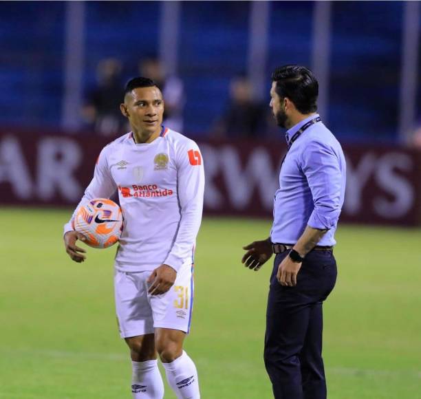 Carlos Sánchez charlando con el entrenador del Atlas, Benjamín Mora, en un lance del partido.