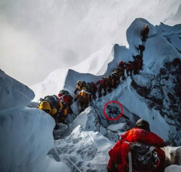La alpinista canadiense, Elia Saikaly, compartió una impactante imagen del atasco en la cima, donde se puede observar el cuerpo de un escalador mientras el resto sigue en la fila para llegar al pico de la montaña.