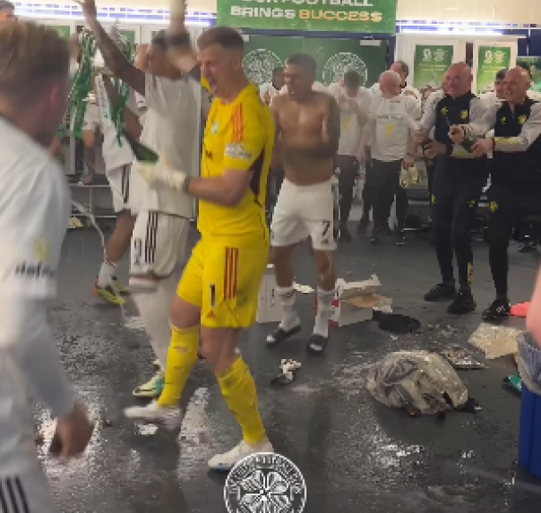 Sin camiseta y solo con los pantalones y unas sandalias, el ‘Bicho’ festejó por todo lo alto el doblete del Celtic.