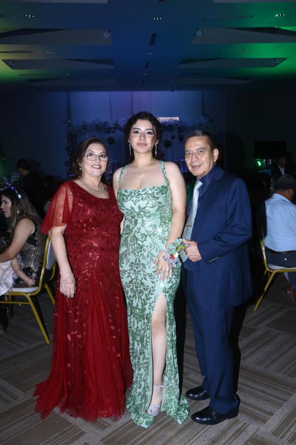 Waldina Pineda, Stephanie Zavala y Héctor Zavala