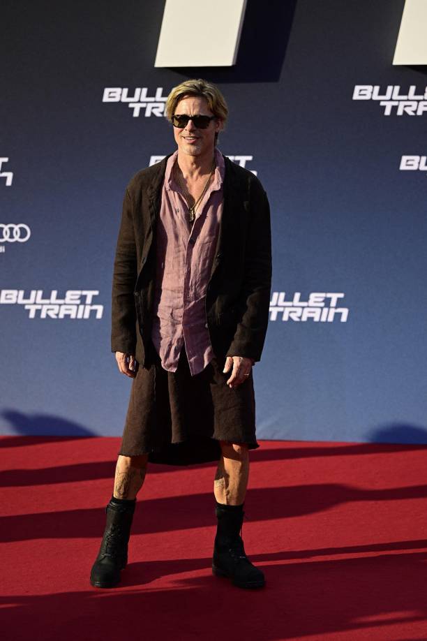 El actor completó su atuendo con unas botas negras de estilo militar.