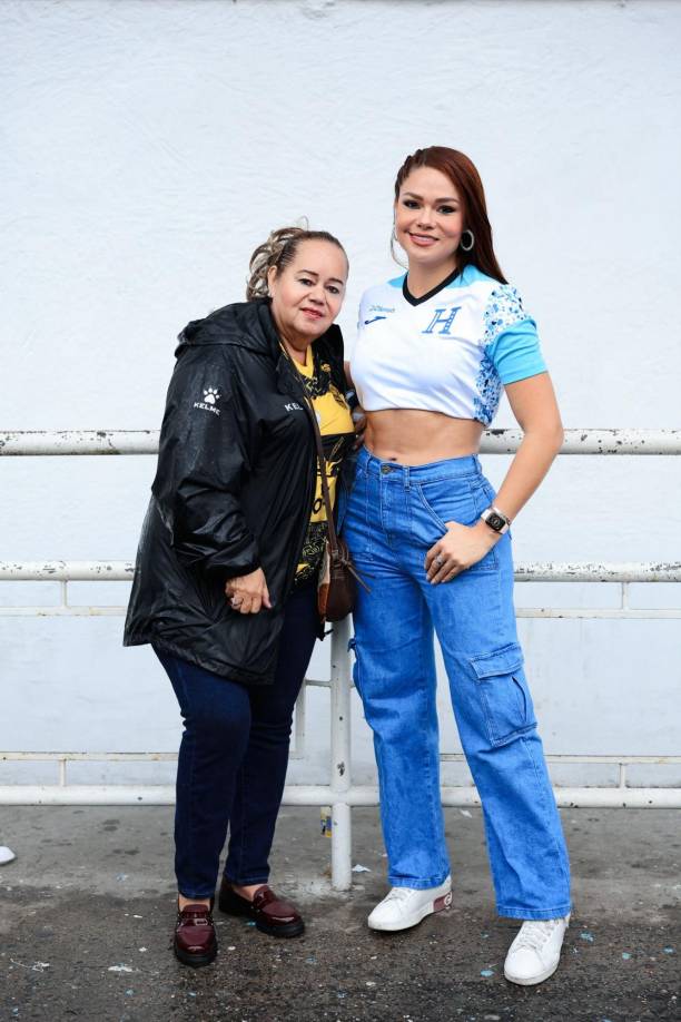 Morán se fotografió junto a aficionados que la reconocieron por su labor en medios y modelaje. 