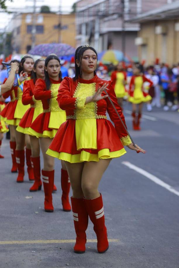 Sus trajes son muy vistosos e incluyen una combinación de rojo y amarillo. 