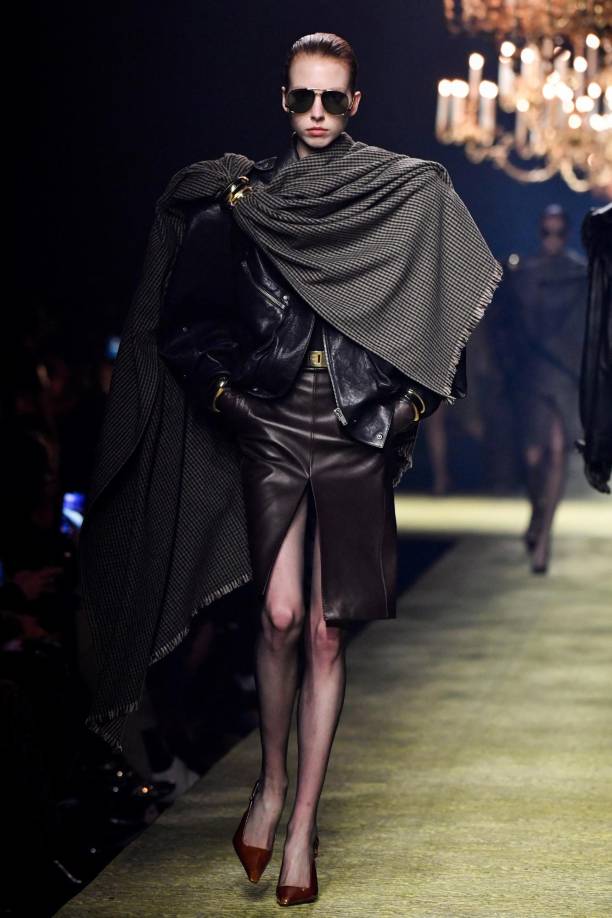 Los candelabros, que simbolizan la opulencia decorativa de la época, están colocados dentro de la caja negra que acoge el desfile enfrente de la Torre Eiffel.