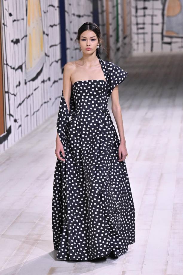 Estampado como los lunares destacan en la colección.