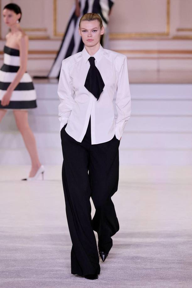 También mostró opciones más casuales que han estado presentes en las últimas colecciones: no faltó la emblemática combinación de camisa blanca y pantalón ajustado, y los estampados de flores o de raya marinera ancha.