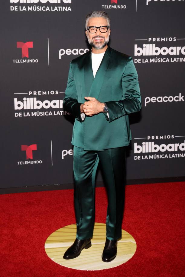 Así de radiante llegó Jaime Camil, actor, cantante y presentador de la noche. 