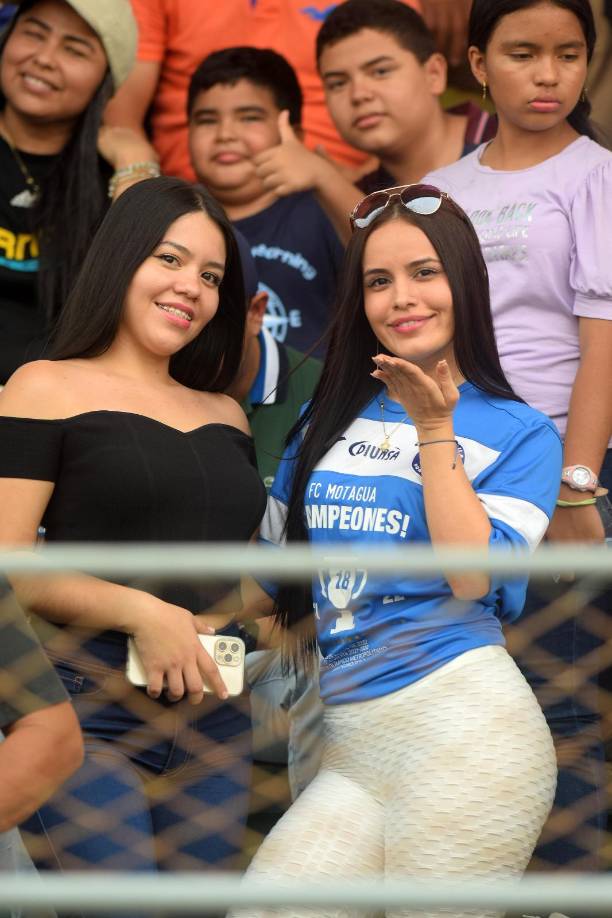 Muñecas: Yulia Posas es una chica nacida en Israel que radica en Honduras y es fiel seguidora del Motagua. La bella chica estuvo en compañía de otra bella joven. 