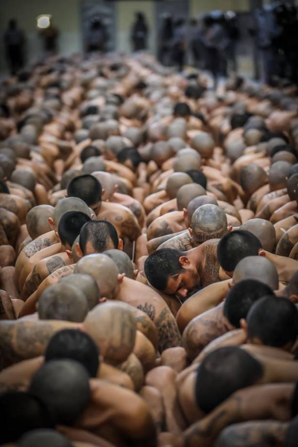 Cientos de policías, agentes de seguridad de la Dirección de Centros Penales y soldados custodian a los prisioneros.