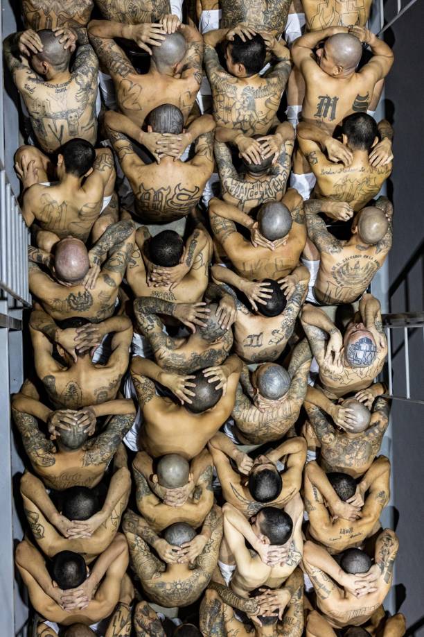 El primer traslado de se dio a finales de febrero, en esa ocasión familiares de detenidos bajo el régimen de excepción vigente desde finales de marzo se movilizaron a las afueras de las prisiones.