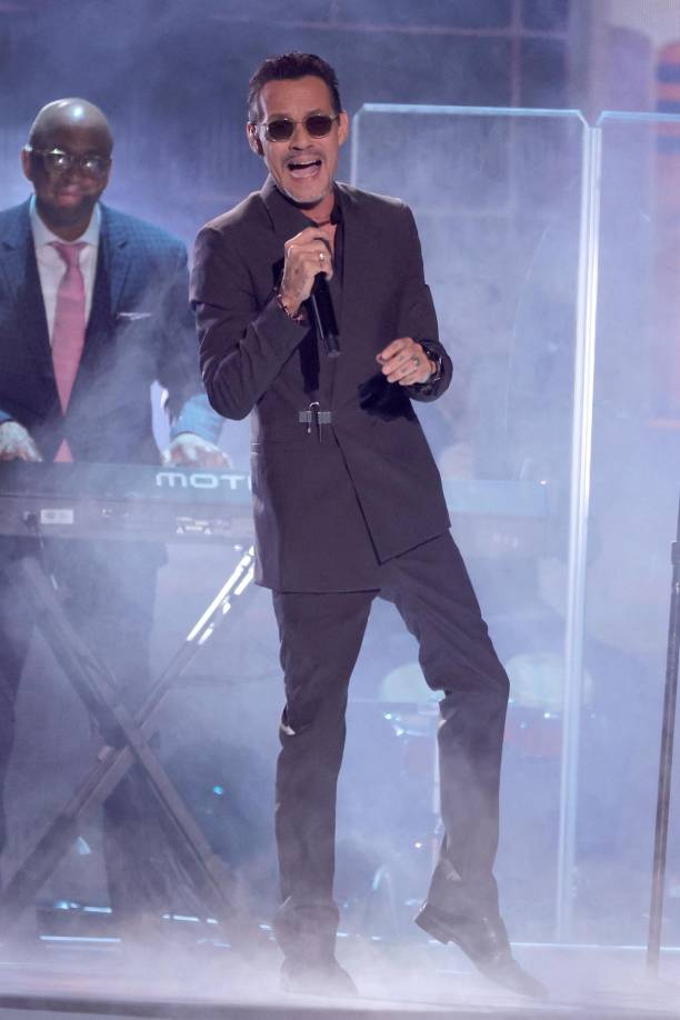 Marc Anthony hizo una magestuosa presentación de su nuevo sencillo “Mala”.