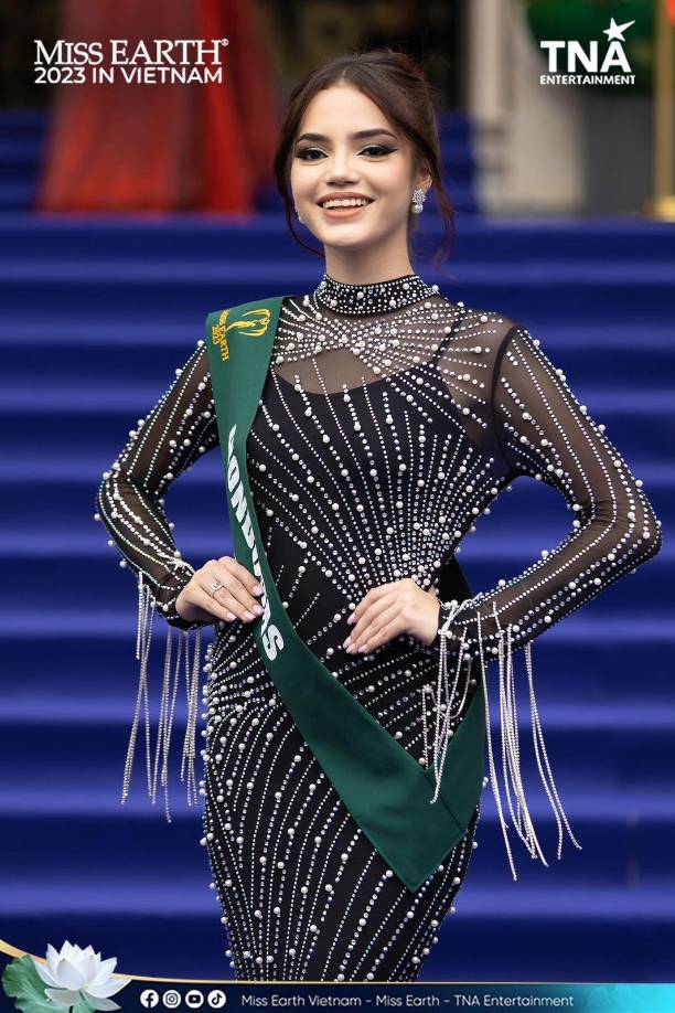 Desde su llegada a Vietnam para el certamen ha llamado la atención de los seguidores del concurso, mismos que resaltan la belleza y el carisma de la catracha. 