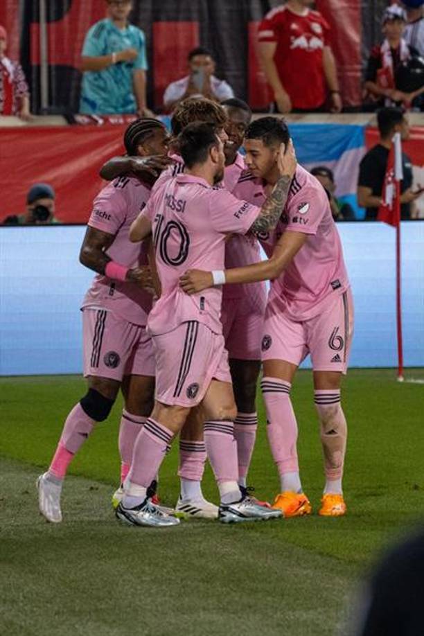 Estas son algunas de las imágenes de los festejos de Messi tras su gol en su debut en la MLS. 