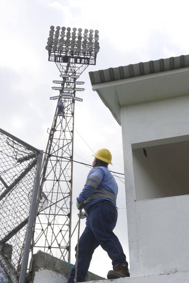 Según pudo conocer LA PRENSA hace unos días, se detectaron 90 farolas en mal estado en total de las cuatro torres del recinto sampedrano.