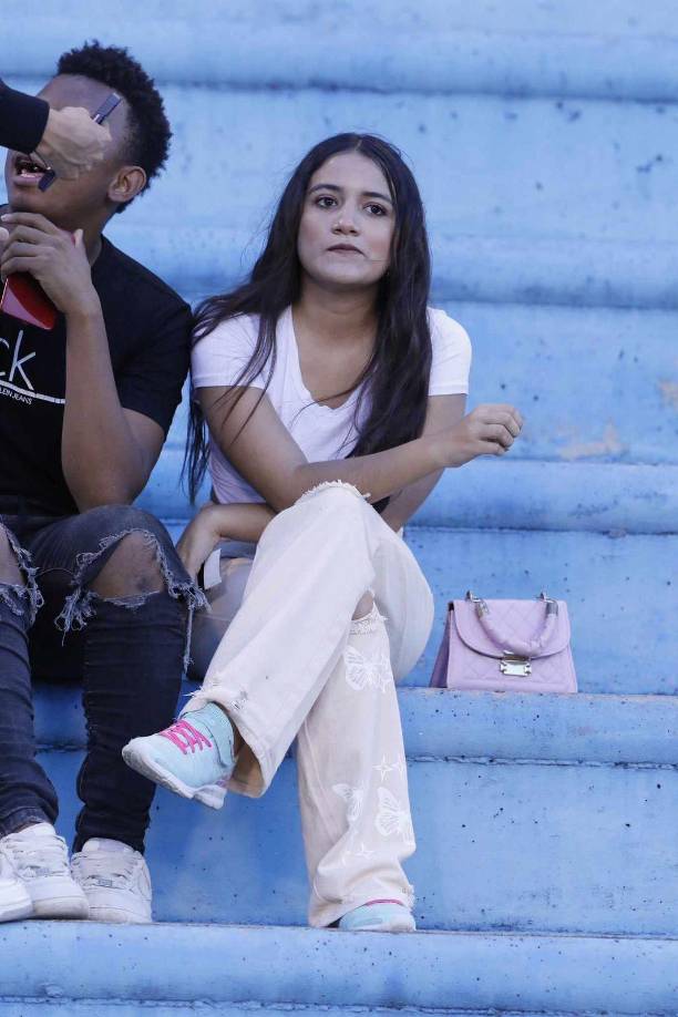 Chicas e impensado ambiente en el clásico Real España - Olimpia