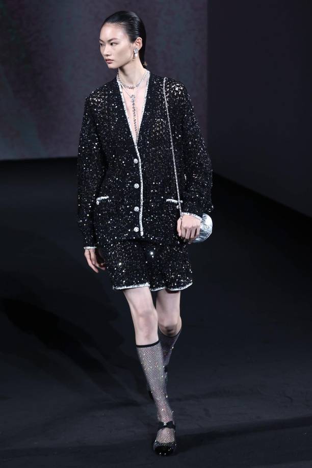 Ese aura -”allure”, como dicen los franceses- a medio camino entre sueño y realidad, se sintió este martes en la pasarela, en esta última jornada de la Semana de la Moda de París.